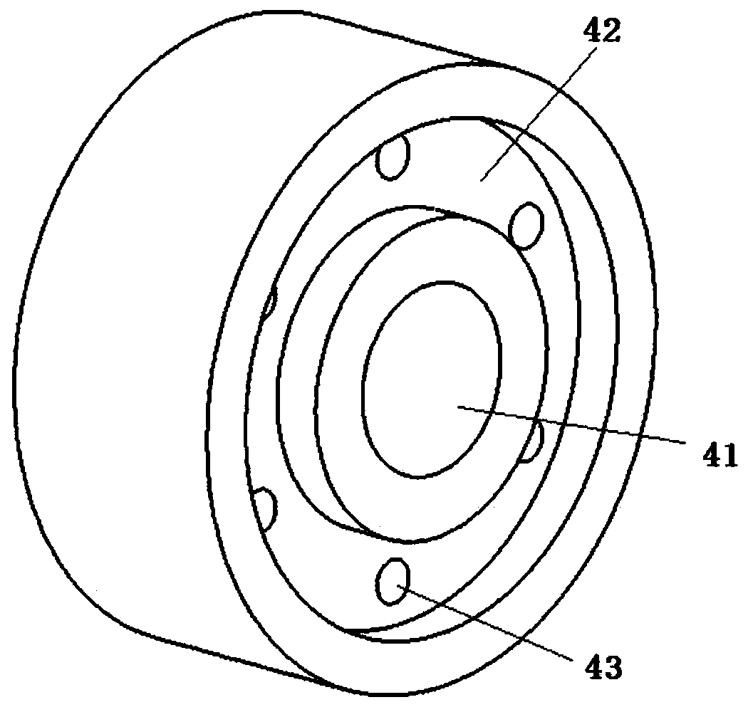 Single-support medium coaxial adapter with capacitive compensation