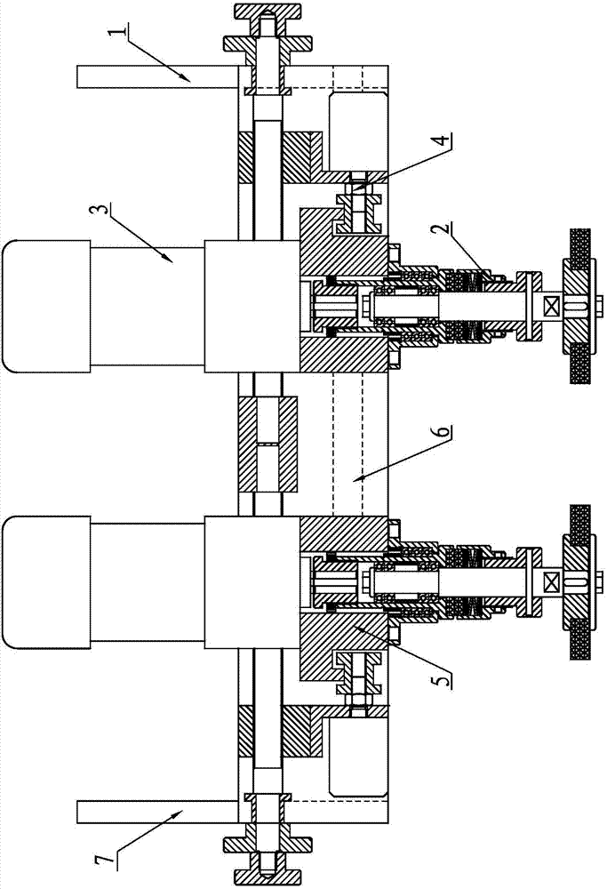 Clutch cap screwing device of linear pump cap screwing machine