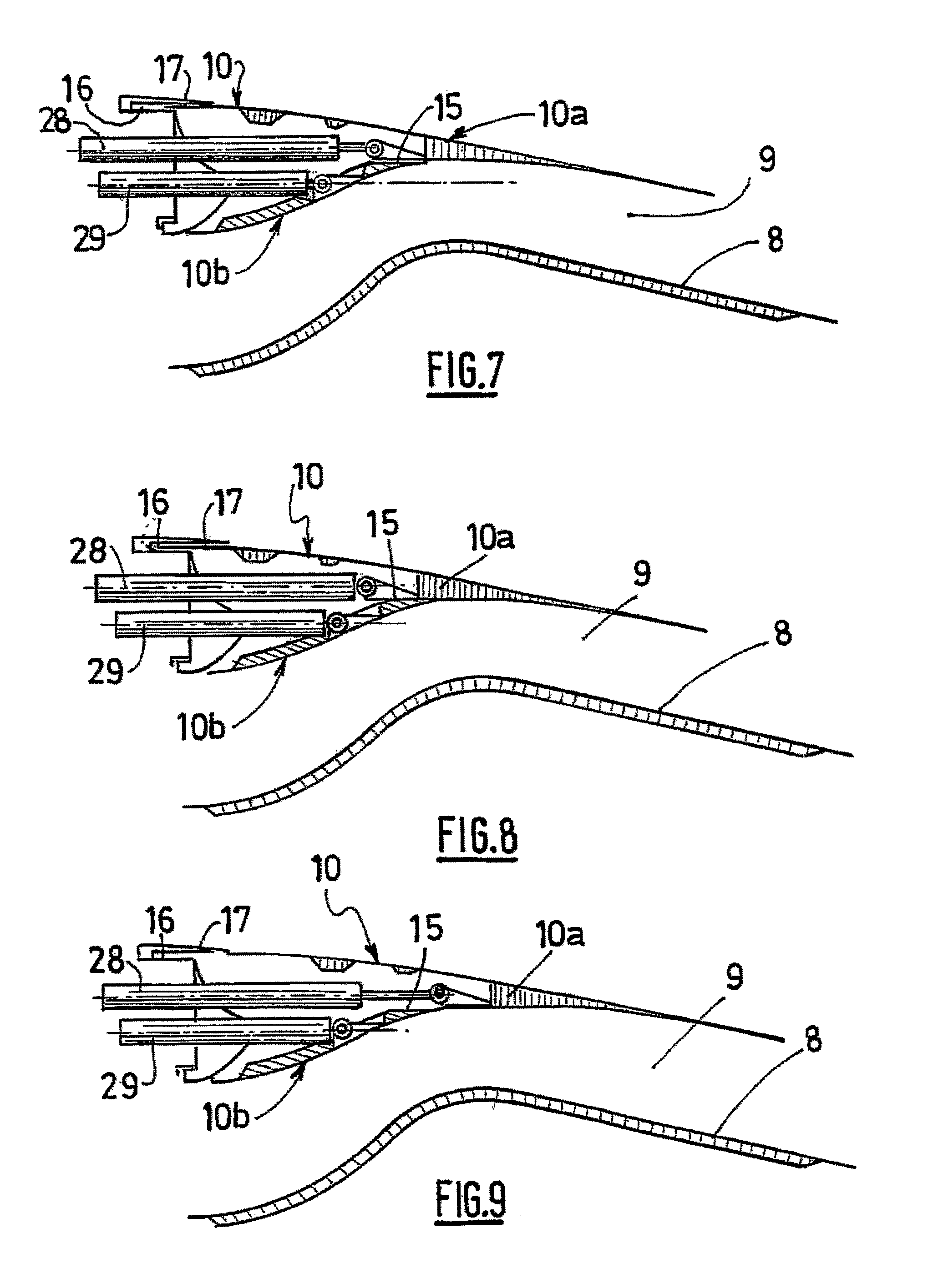 Thrust reverser forming an adaptive nozzle