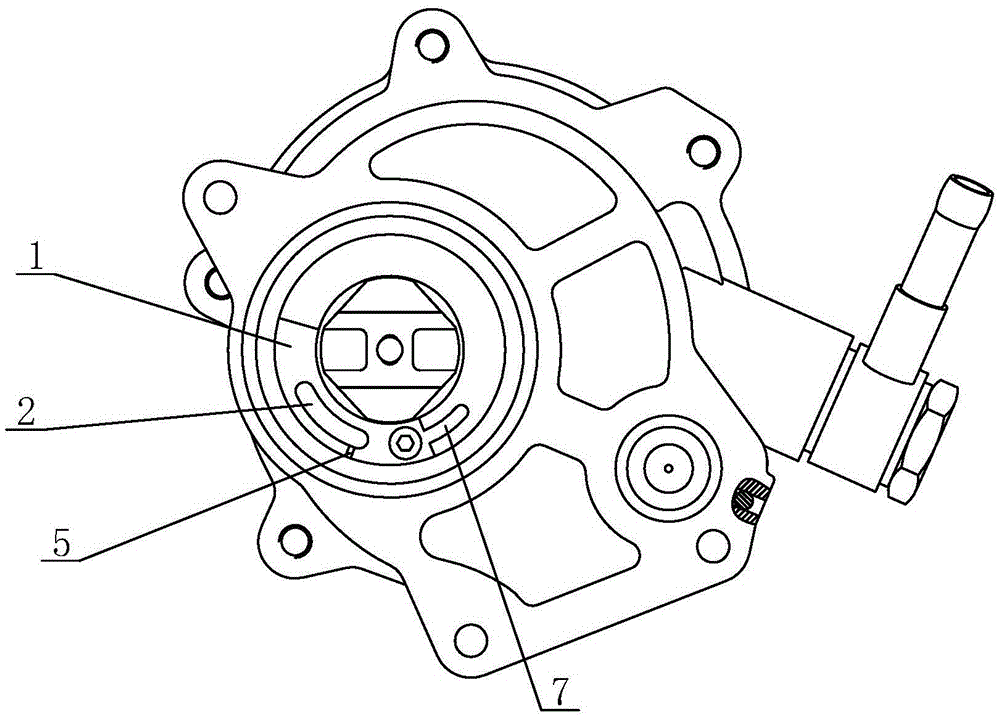 Mechanism for reducing quantity of oil accumulated in pump cavity of vacuum pump