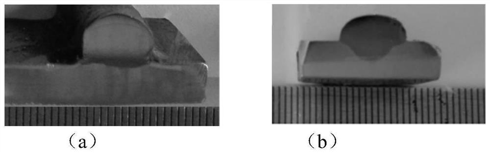 Self-lubricating wear-resistant flux-cored wire containing nickel-coated graphite component and welding method thereof