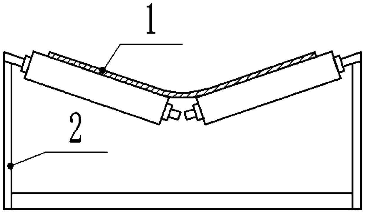 A transmission device aimed at improving the transmission efficiency of lumpy ore or coal