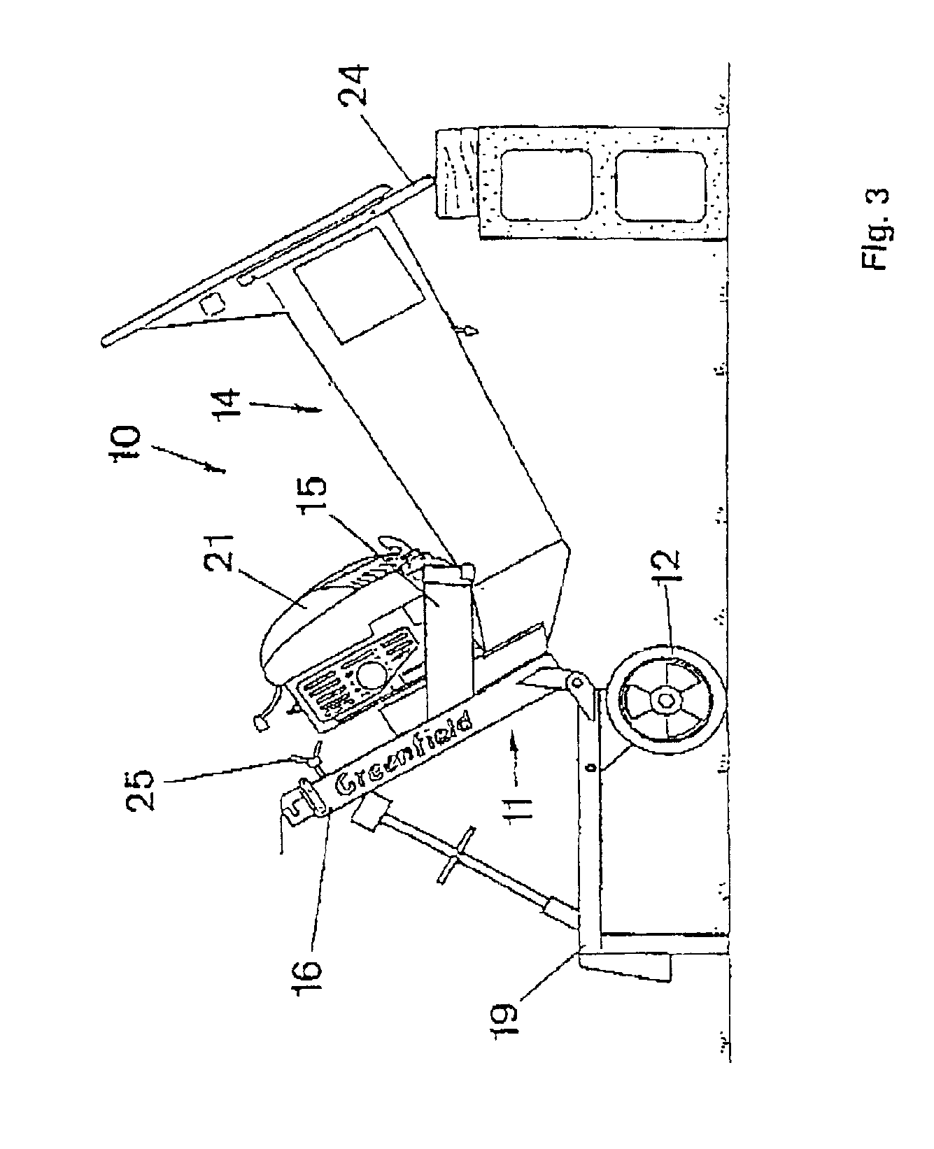 Garden refuse shredding apparatus