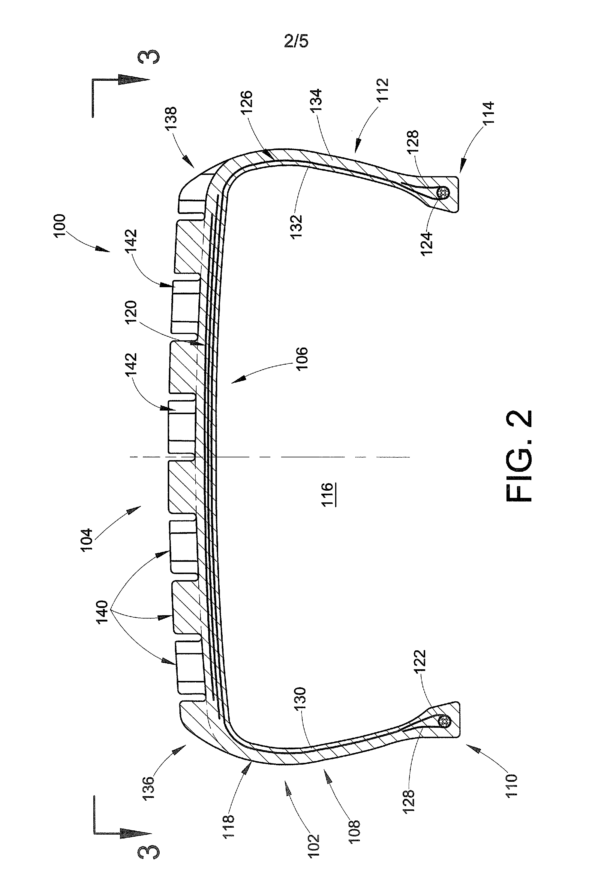 Tire with noise-reducing tread pattern