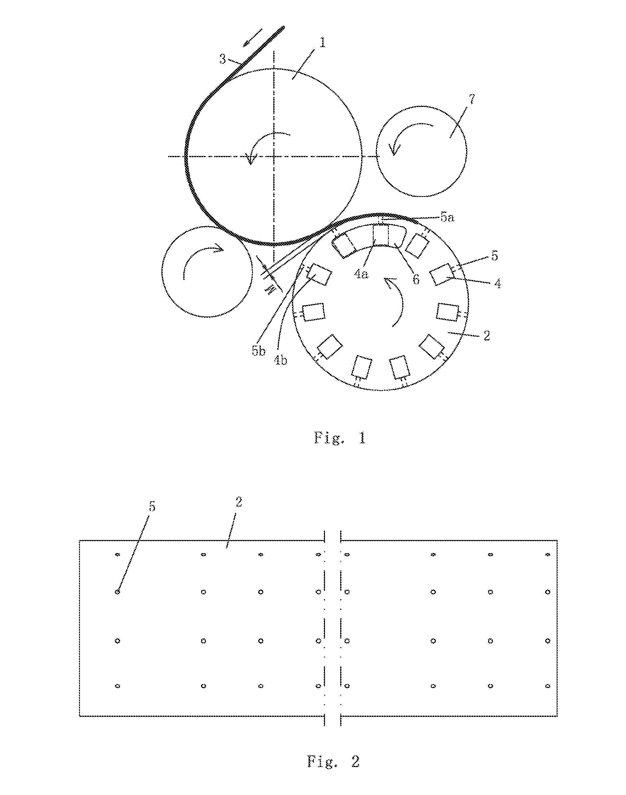 Coreless paper roll rewinding machine without a winding assisting plate