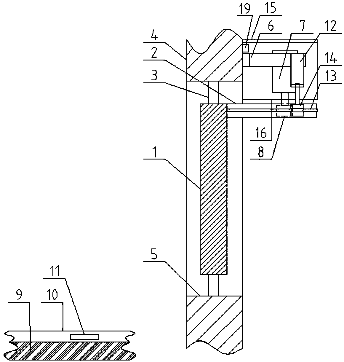 Energy-saving protecting device applicable to opening and closing of window of historical building