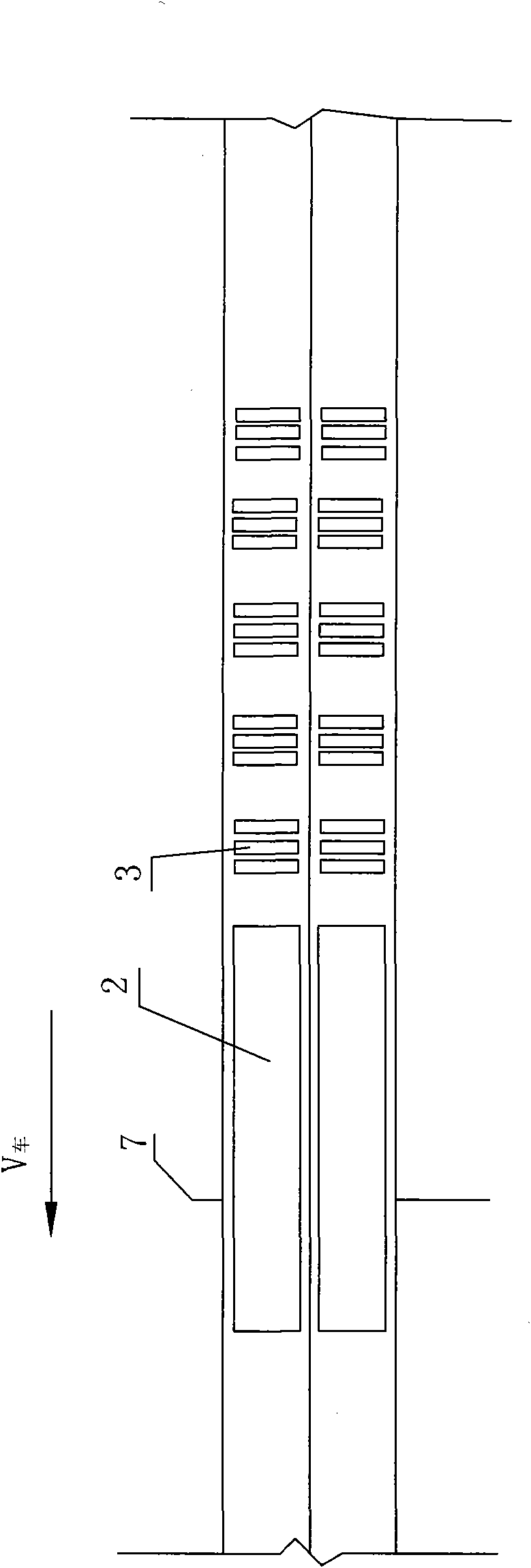 Deceleration and antiskid marked line suitable for entrance and exit sections of tunnel