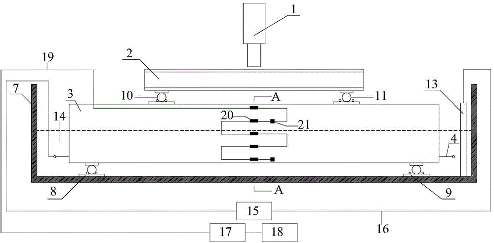 Corrosion-fatigue testing method for reinforced concrete on basis of optical-fiber sensing and device thereof