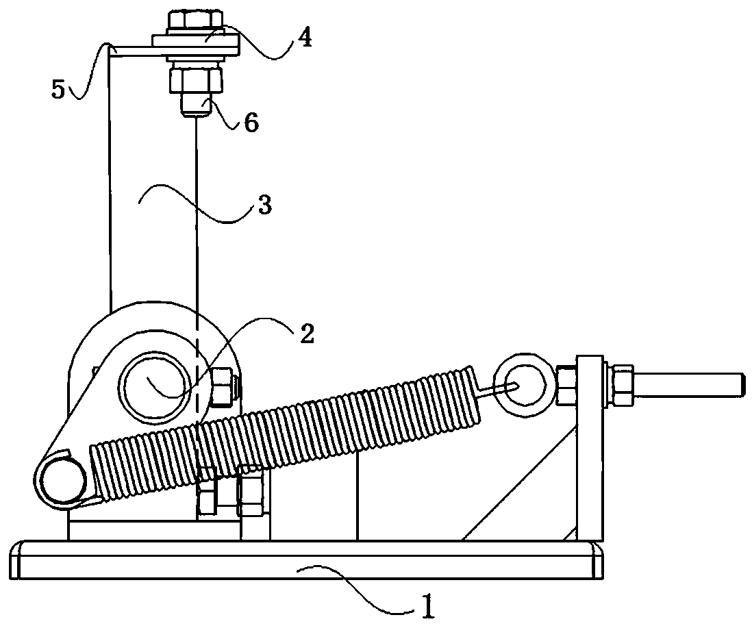 Switch cabinet and three-phase grounding switch thereof