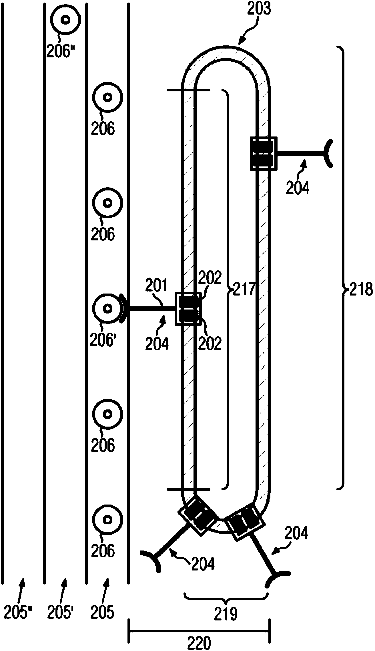 Device and method for discharging products, particularly product containers such as bottles