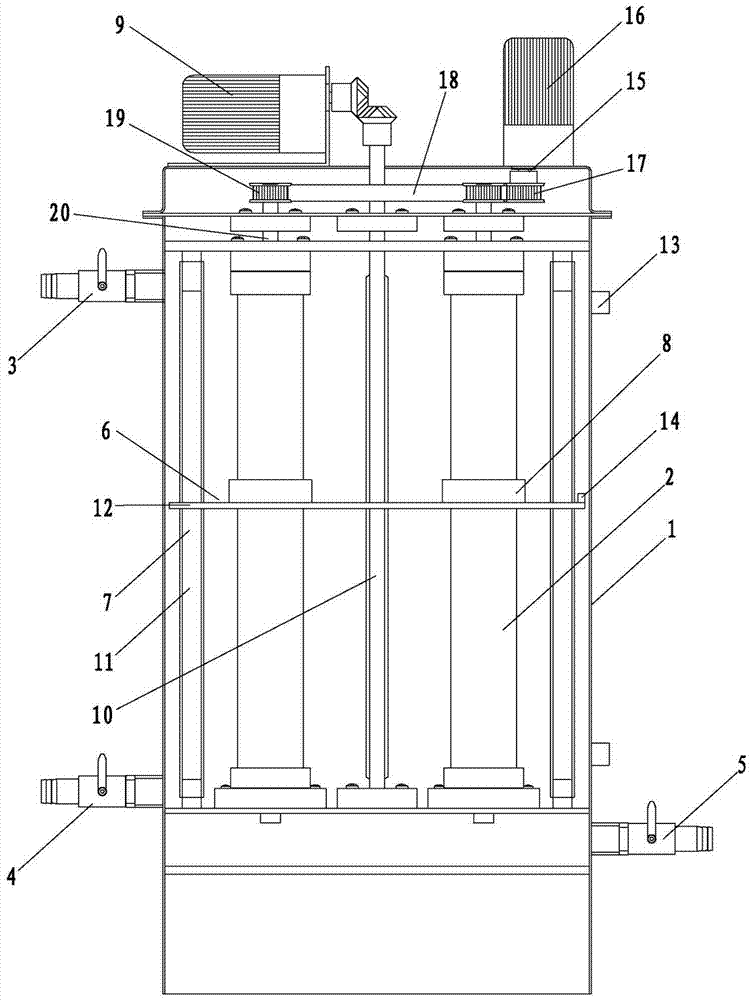 Tubular membrane filtering device capable of automatically scrubbing membrane surface