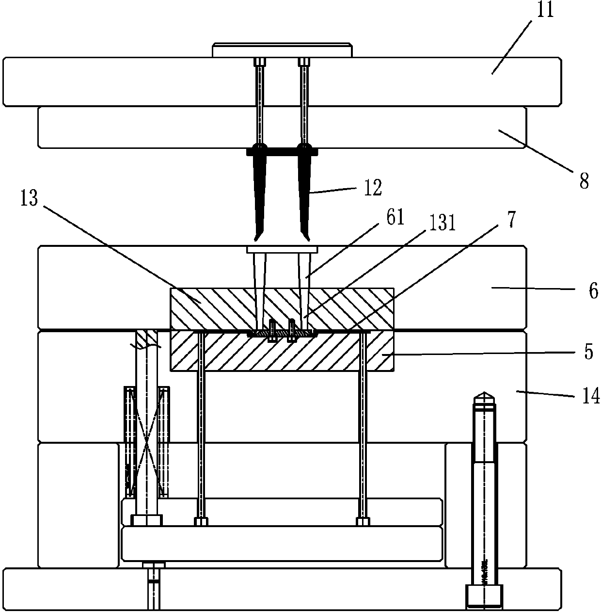 Mold for automatically cutting water port in mold of common injection molding machine through cold pulling