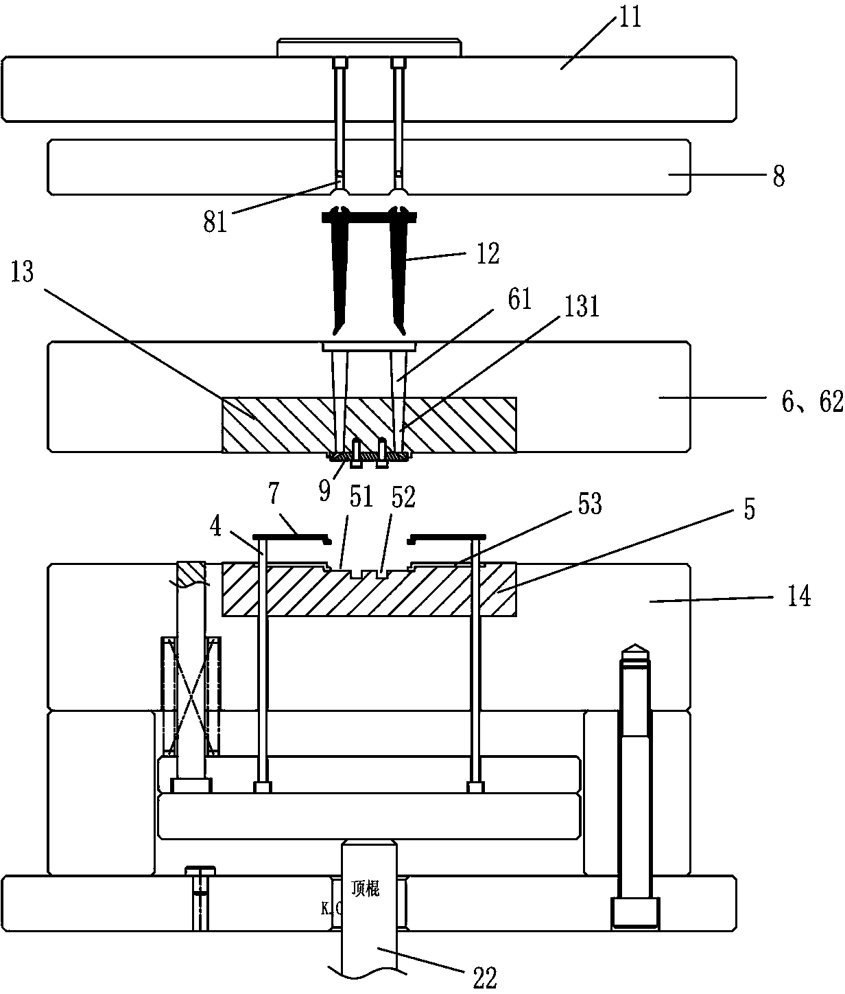 Mold for automatically cutting water port in mold of common injection molding machine through cold pulling