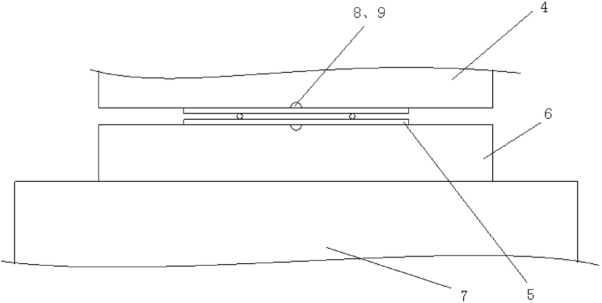 A device and method for detecting thermal migration performance of interconnection solder joints