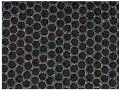 Preparing method for aluminum oxide two-dimensional photonic crystal