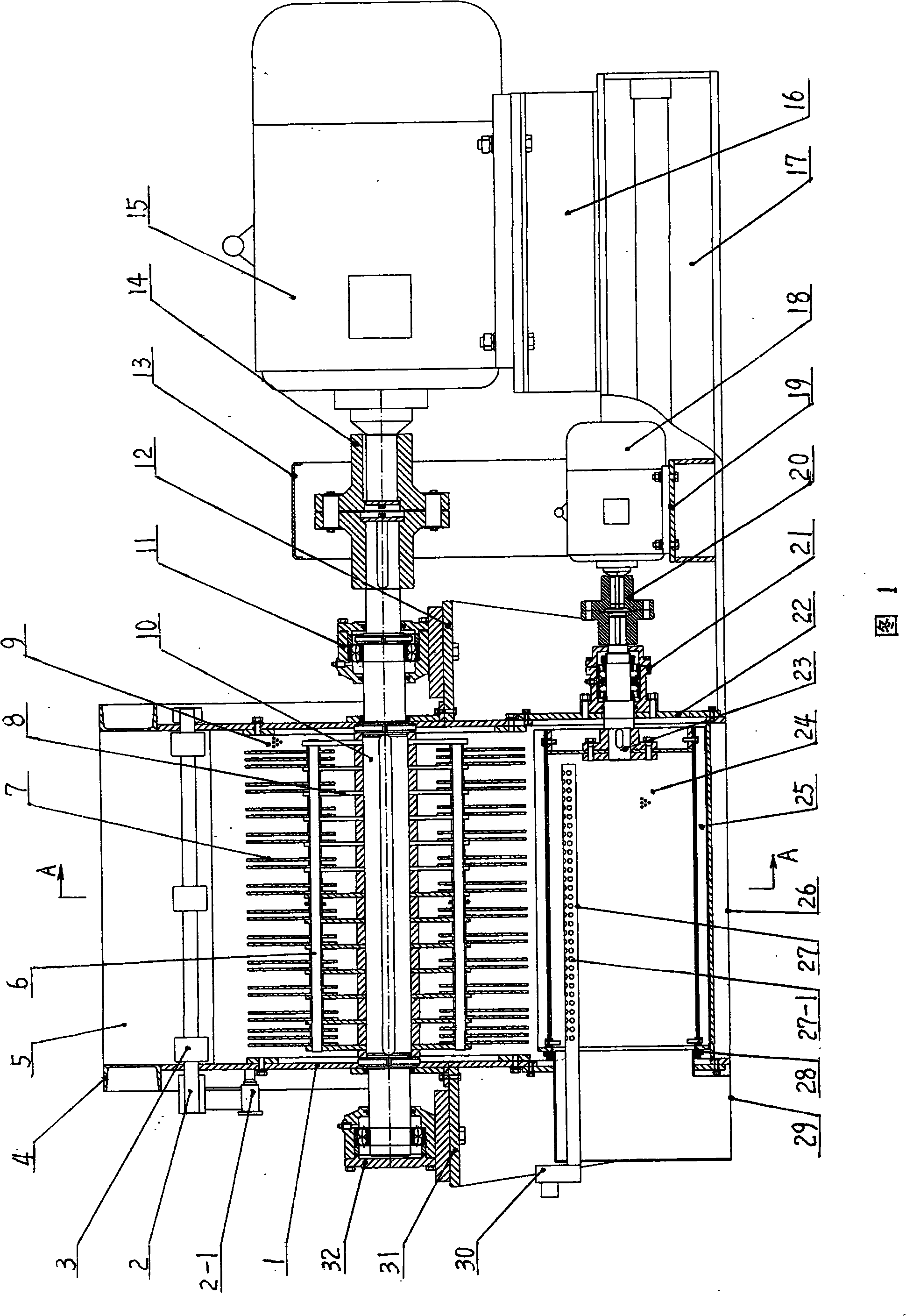 Hammer leaf type drum sieve pulverizing machine and pulverizing method