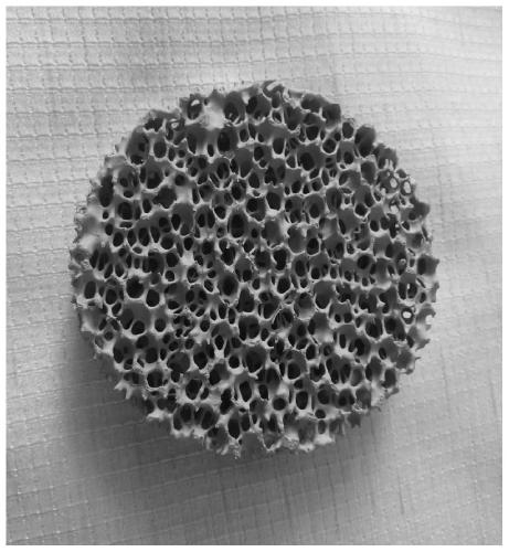 Device for preparing porous ceramic and method for preparing porous ceramic by using polystyrene foam particles