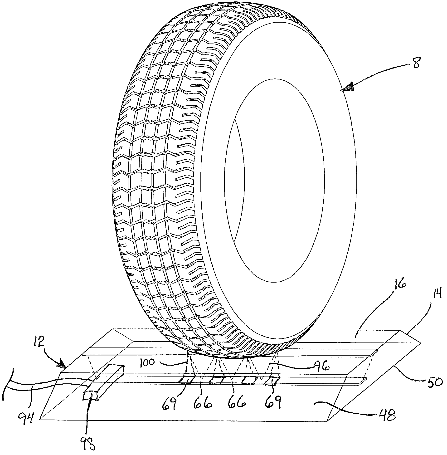 Tread depth sensing device and method for measuring same