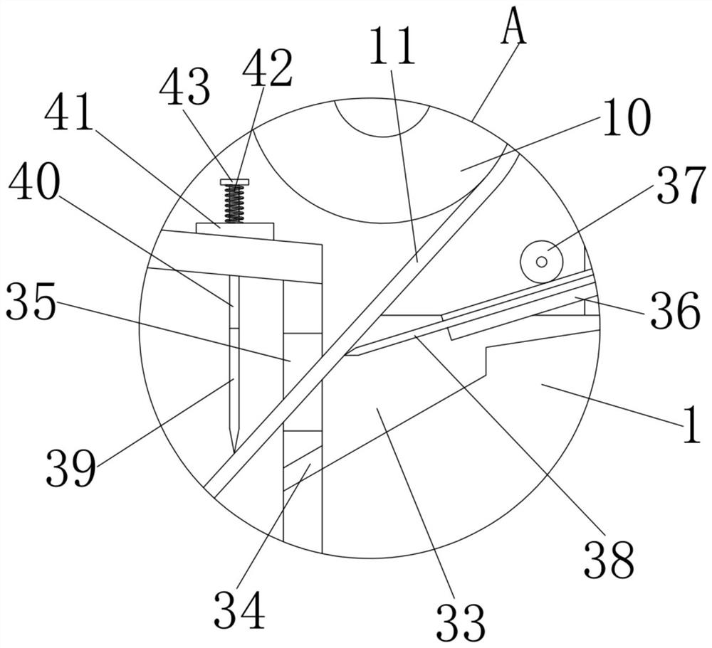 Leather clamping device on leather double-sided roller coater