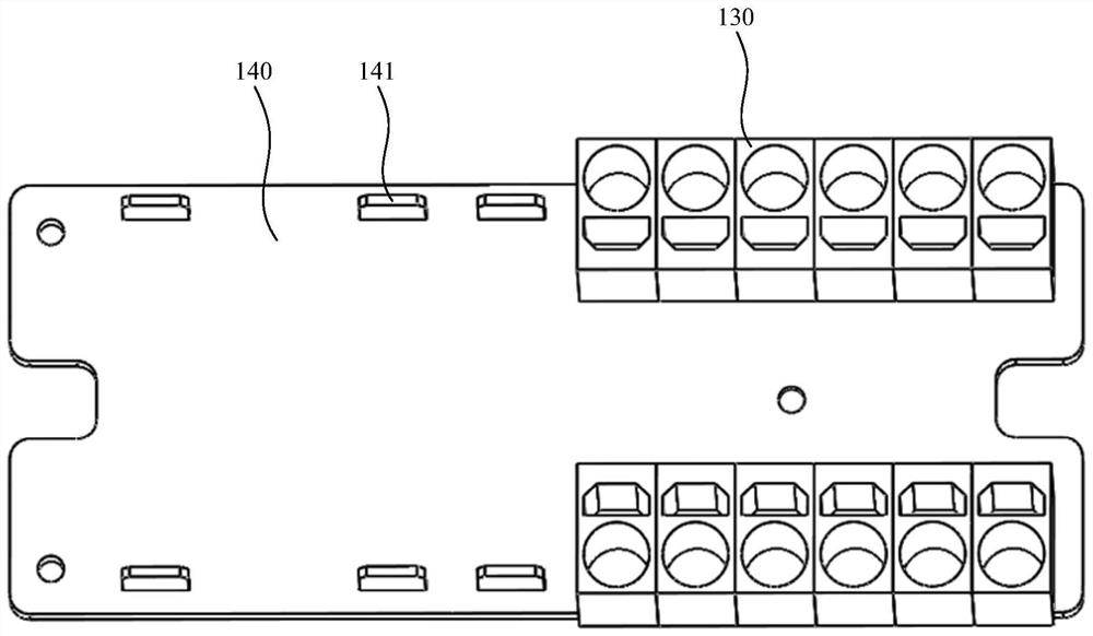 Power distribution box and power distribution system