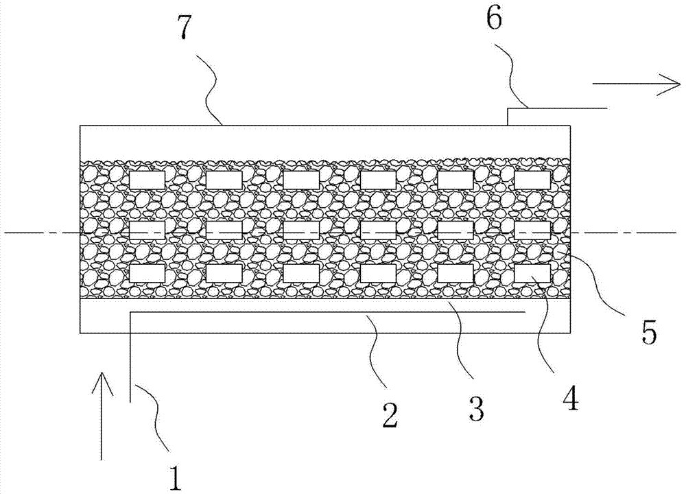 Micro-electrolysis intensifying treater and method for treating wastewater by using same