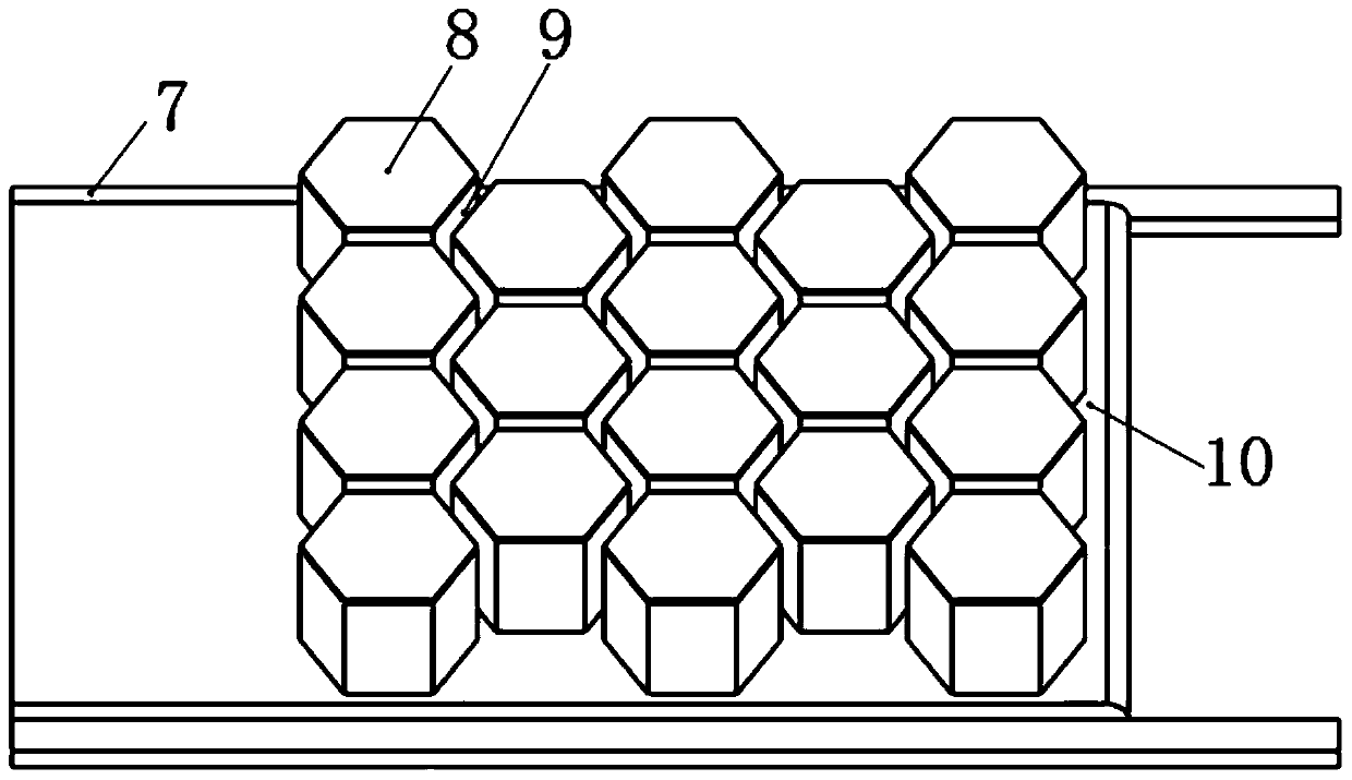 A cold storage device with adjustable cold storage and cooling release rates