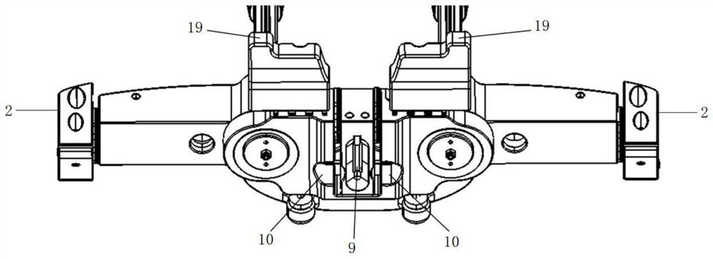 Assembly sample frame and assembly method for ensuring engagement of hatchback door lock and lock catch