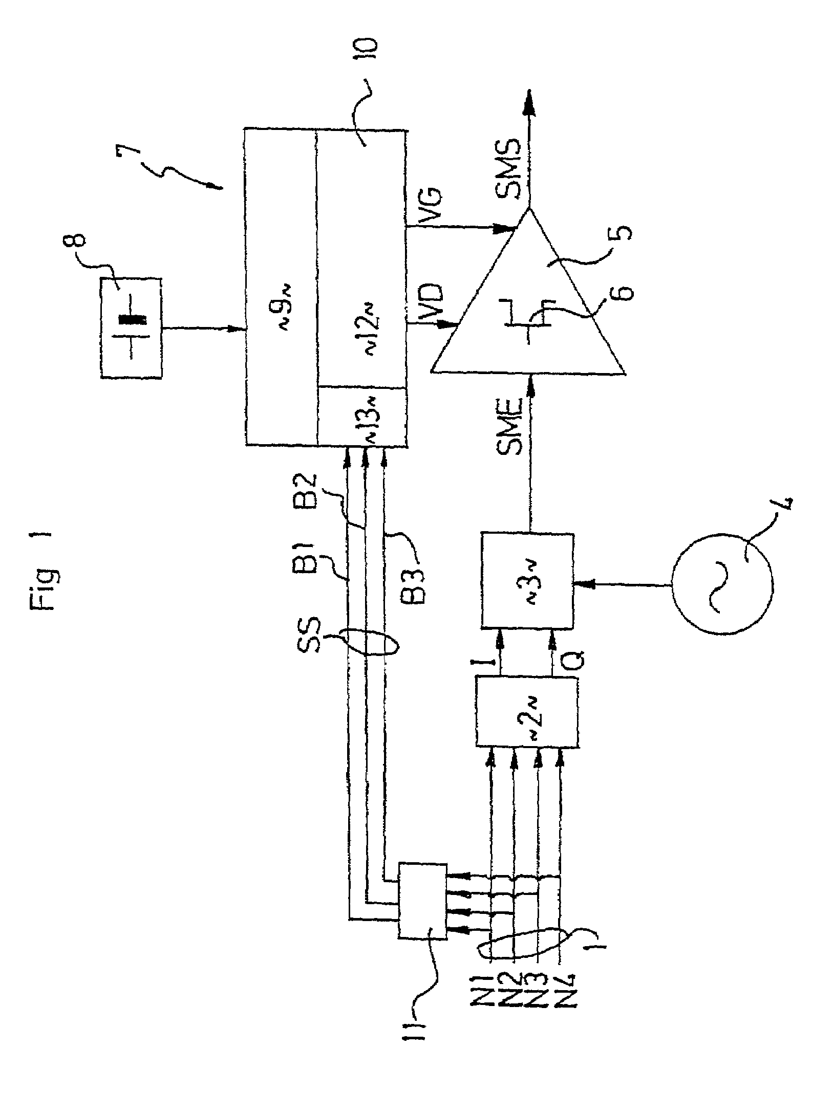 Modulated radio signal transmitter with self-adapted amplification polarization