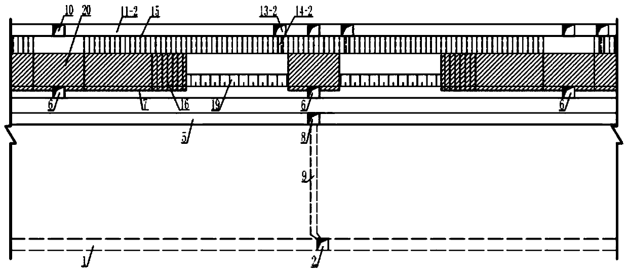 Gently inclined medium-thick ore body pre-controlled roof efficiently mining method