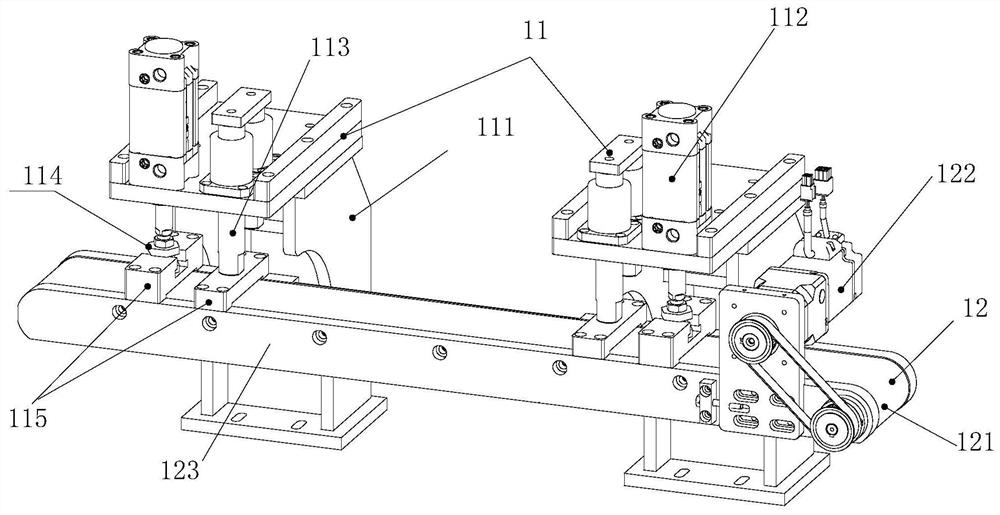 A method and device for groove processing of small and medium-sized plates for customized furniture