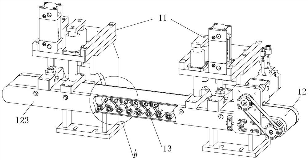 A method and device for groove processing of small and medium-sized plates for customized furniture