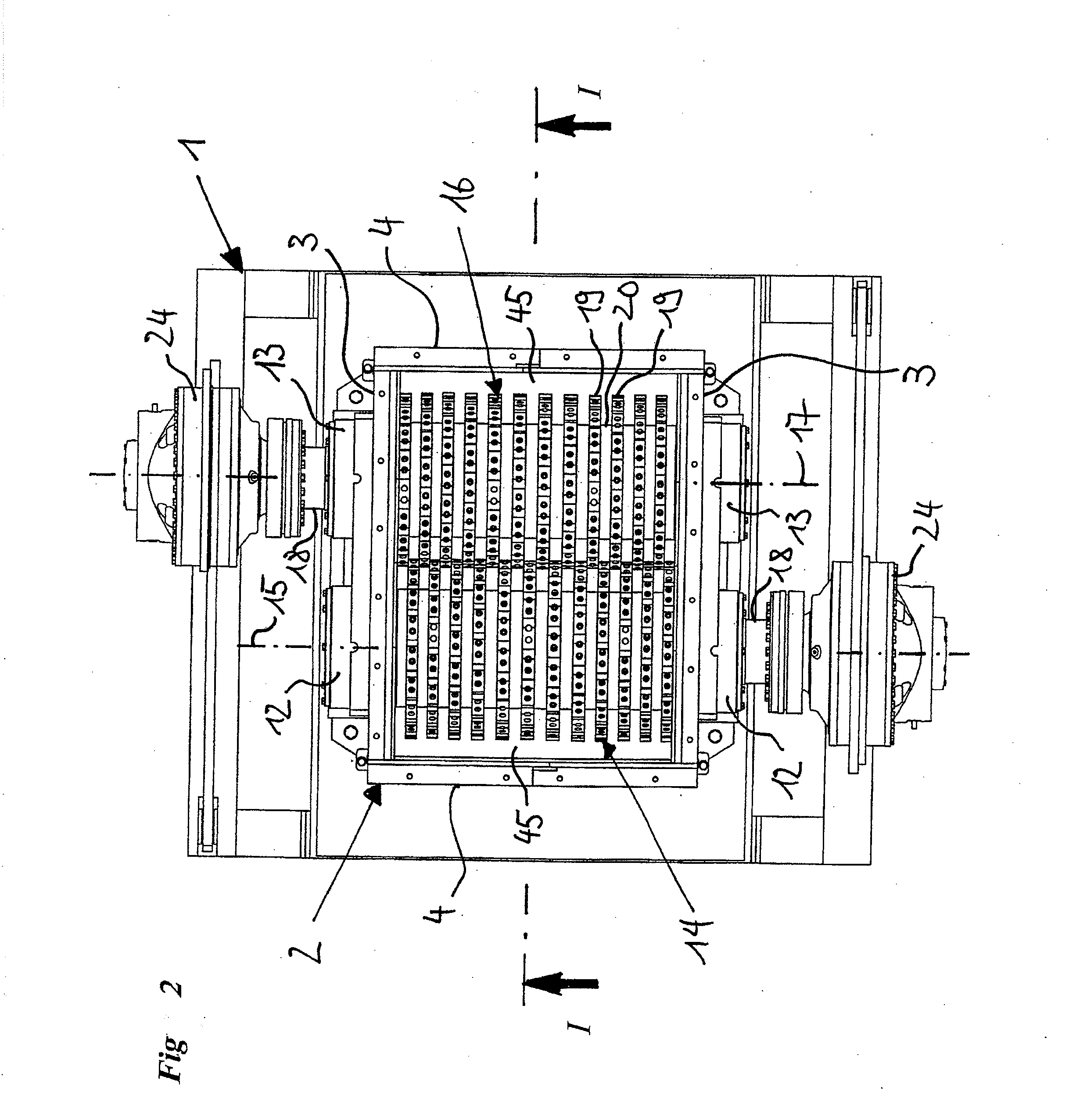 Device for comminuting feedstock with scraping elements