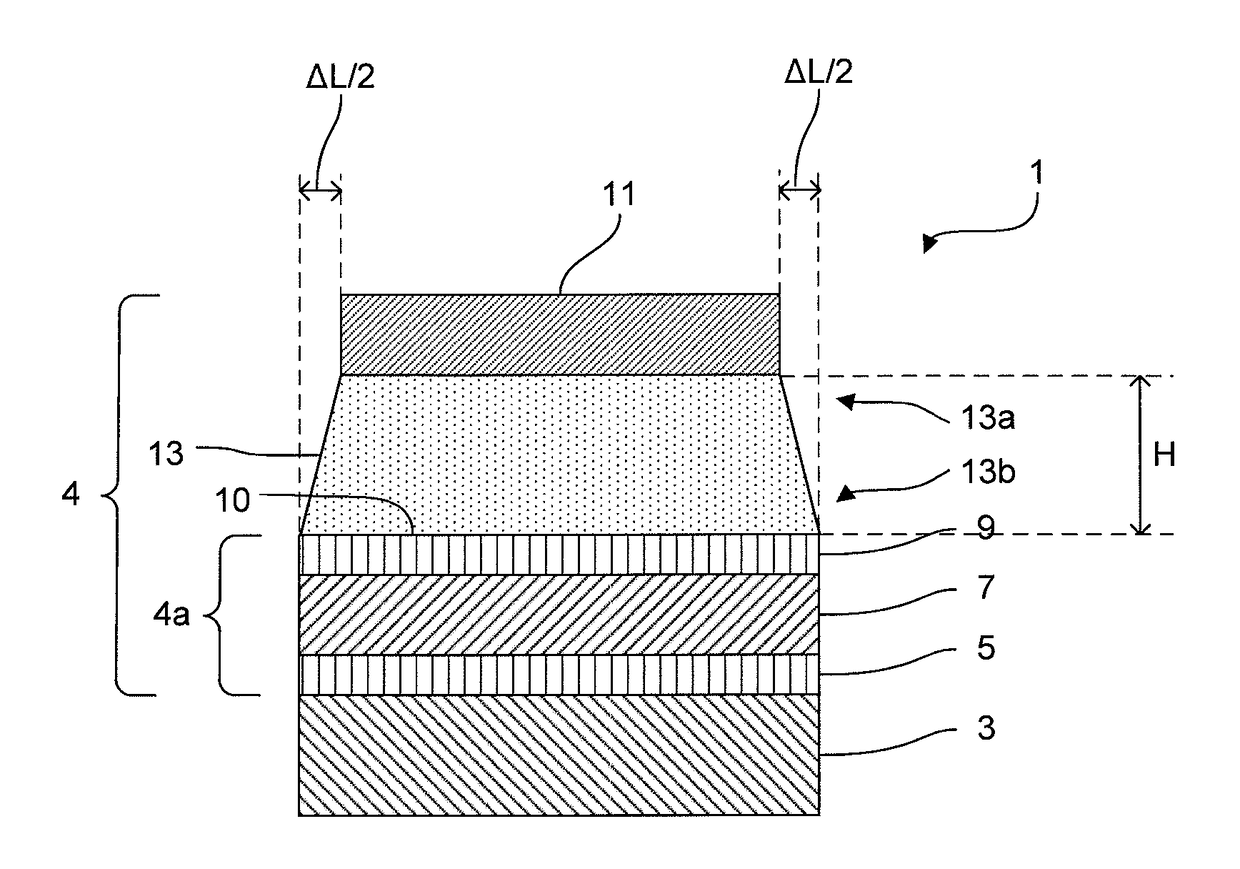 Short circuit reduction in an electronic component comprising a stack of layers arranged on a flexible substrate