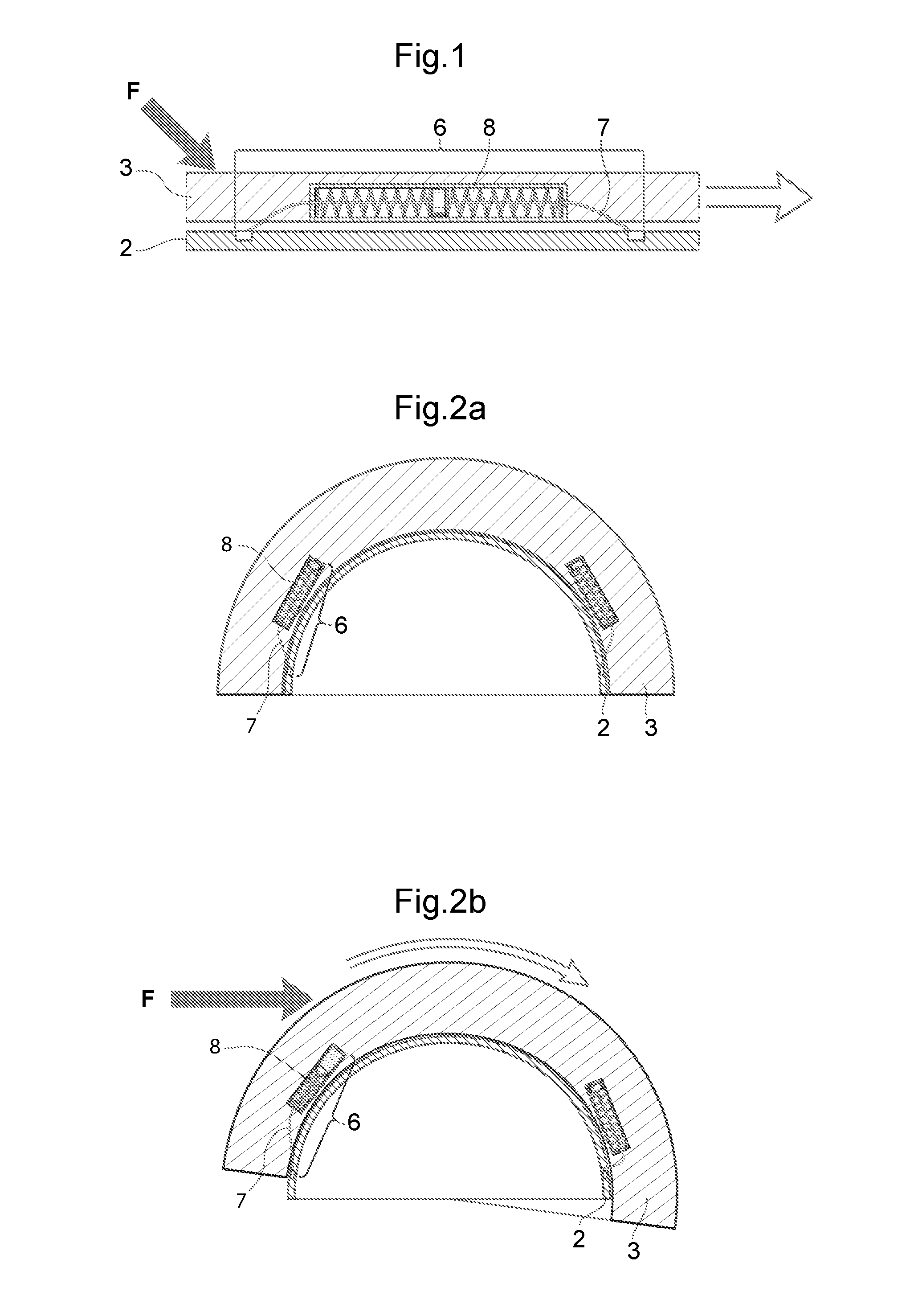 Connecting arrangement and helmet comprising such a connecting arrangement