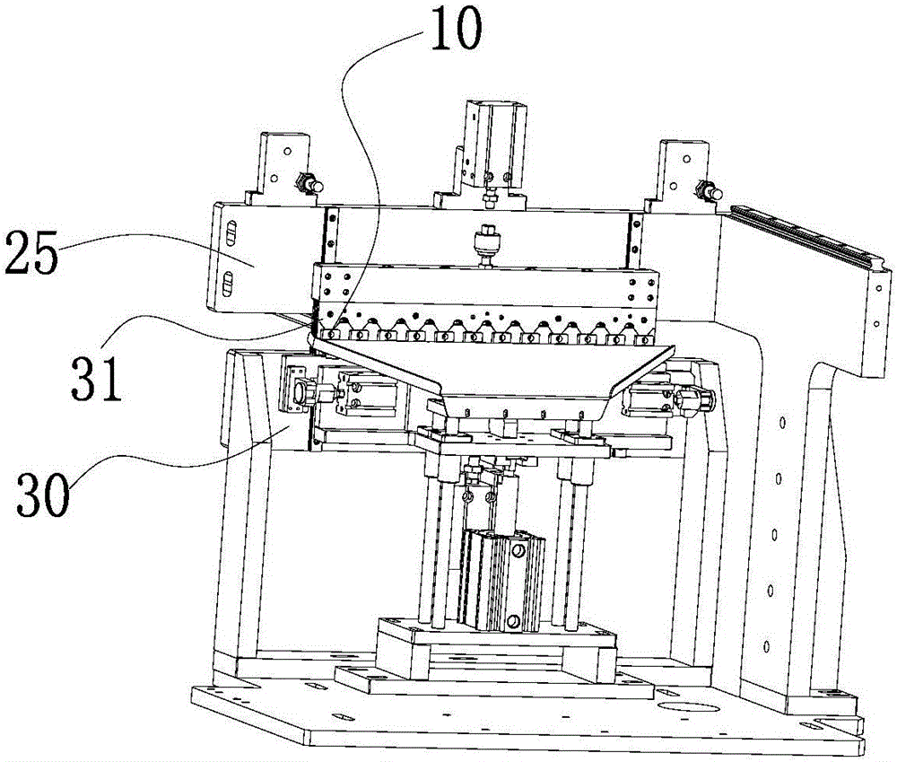 Device for assembling catheter of vein detained needle