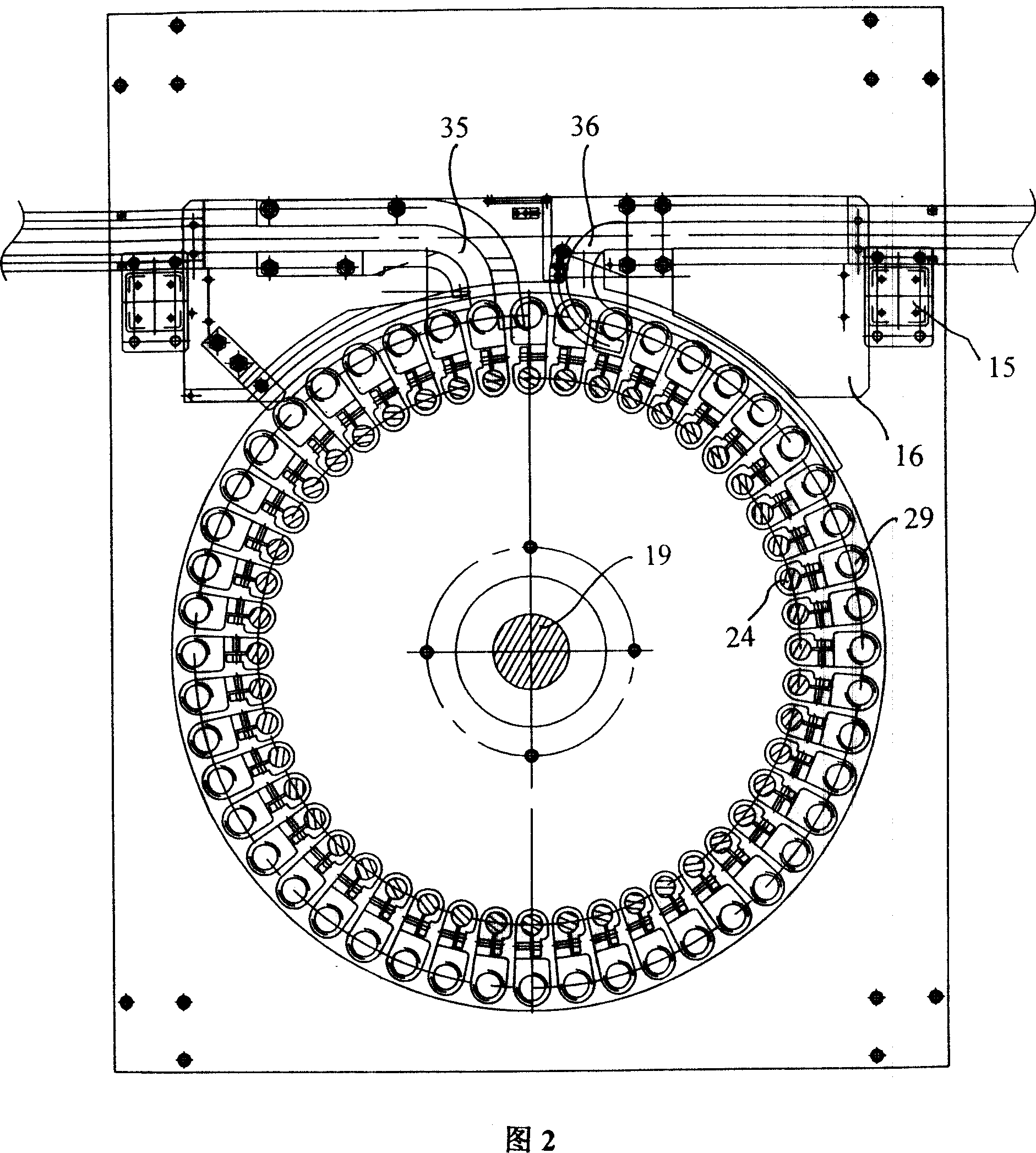 Alkaline dry battery electrolyte vacuum absorption device