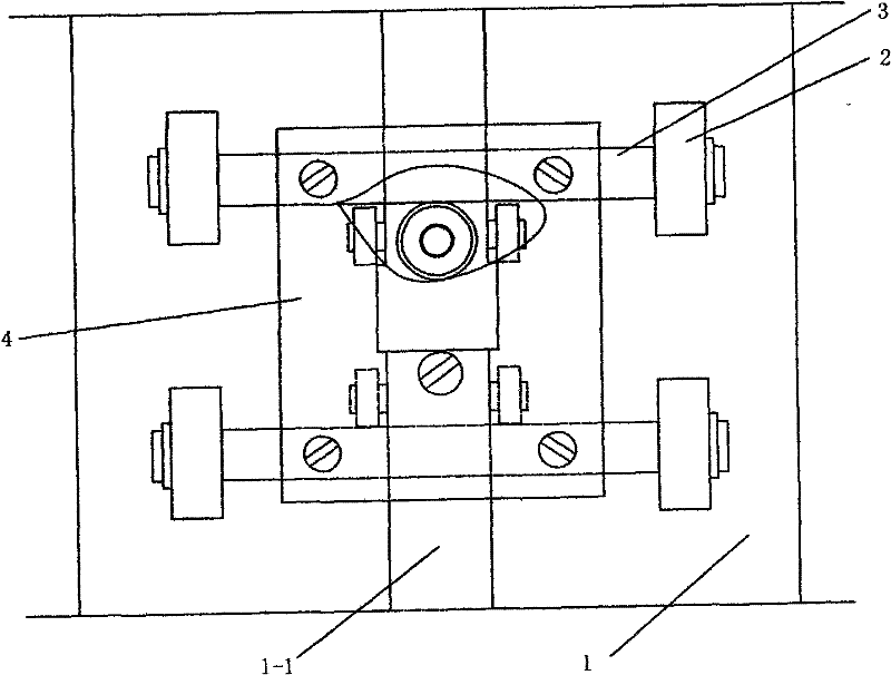 Probe protecting dynamic balance mechanism of high-temperature industrial television in small heating furnace