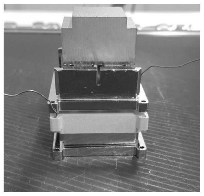 Double-sided laminated airtight brazing system and method in 3D microwave radio frequency module