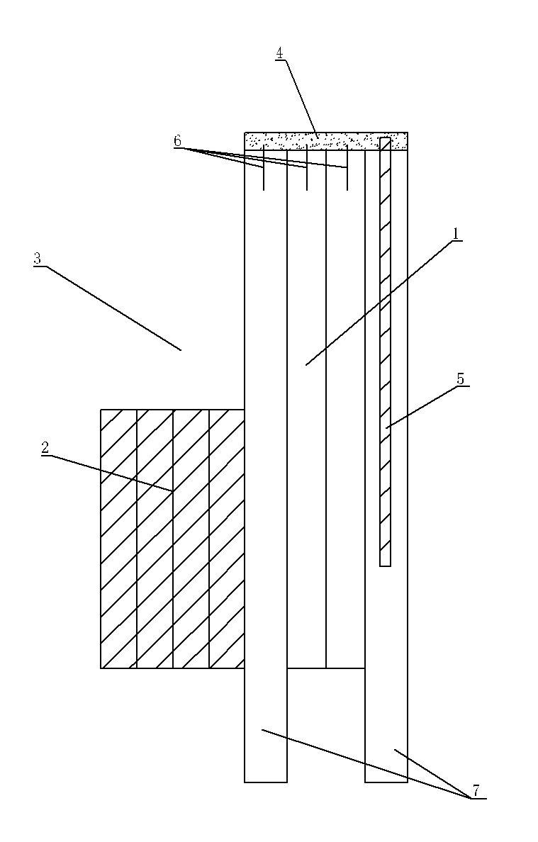 Variable section cement-soil gravity type retaining wall and construction method thereof