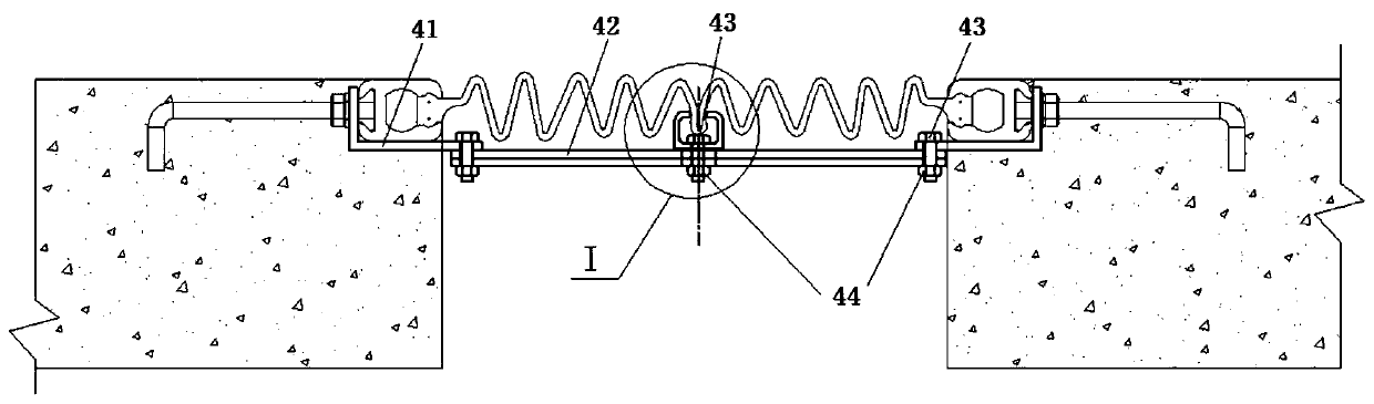 Railway bridge large-expansion-amount single-seam expansion device