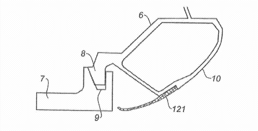 Thrust reverser having aerodynamic coupling for front frame