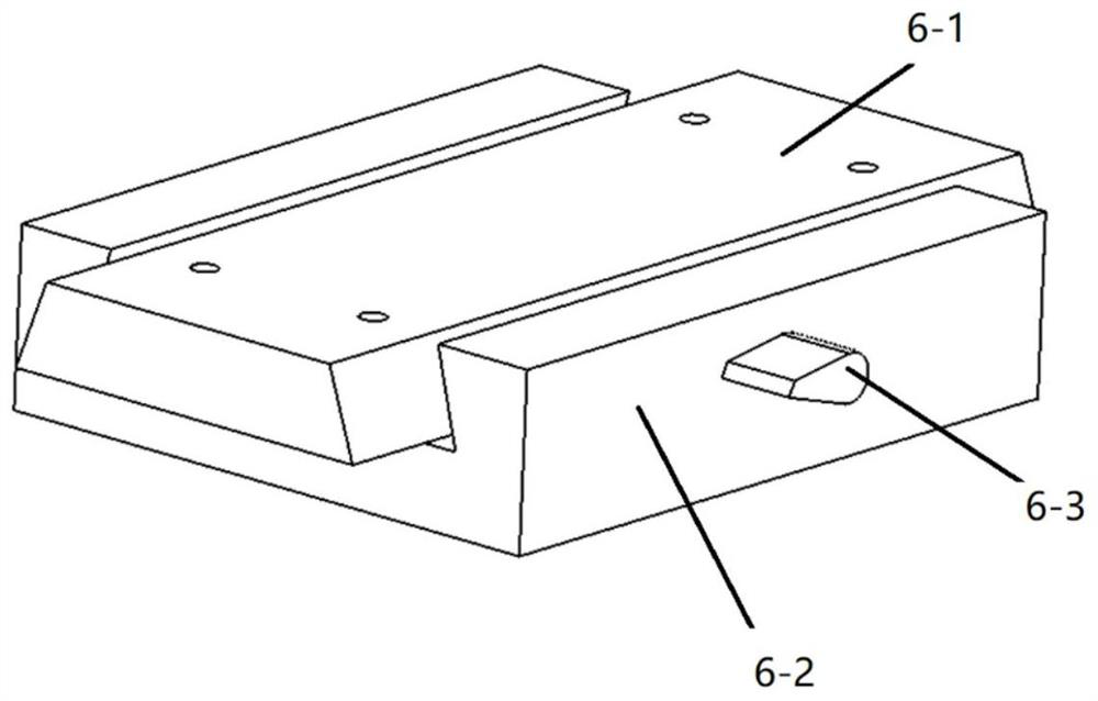 A fire monitoring robot and fire monitoring temperature judging method