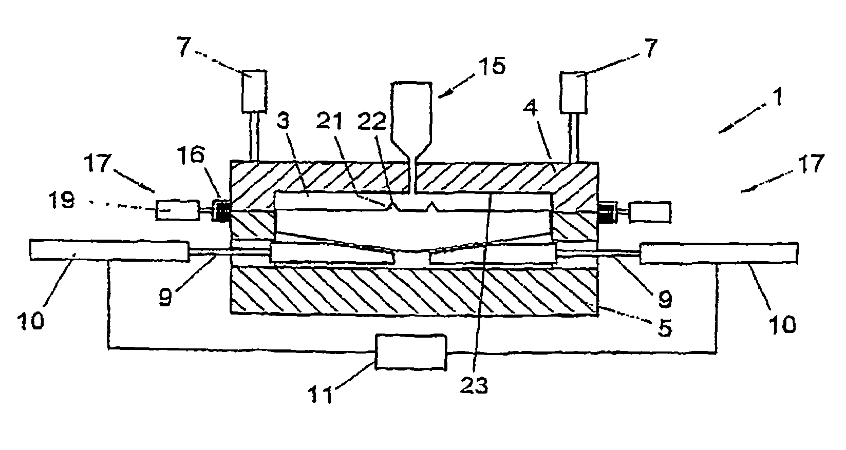 Apparatus and method for manufacturing products from a thermoplastic mass