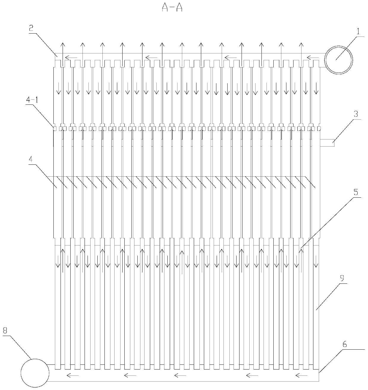 Condensation type heat exchange plate and condensation type heat exchanger with same