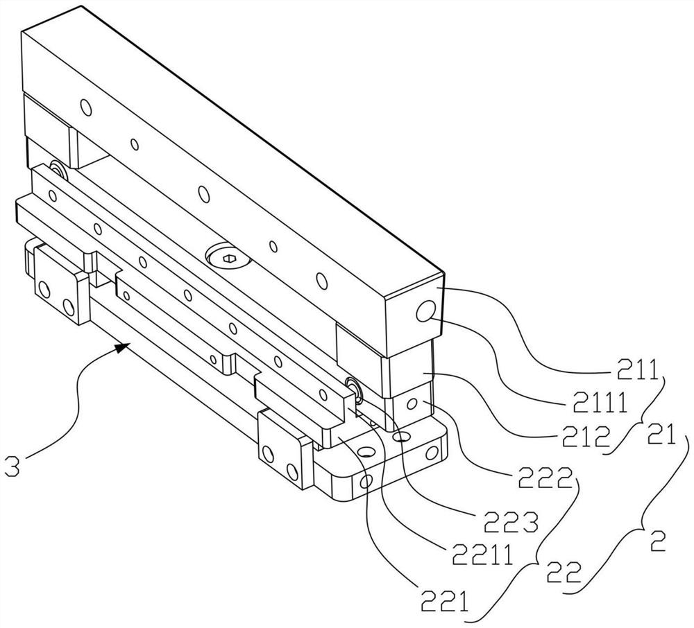 Self-adaptive hot pressing mechanism