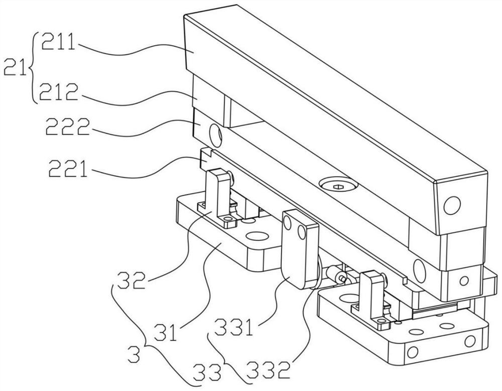 Self-adaptive hot pressing mechanism