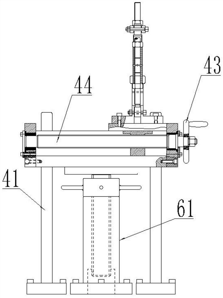 Auxiliary device for detecting hardness of slender shaft body and use method of auxiliary device