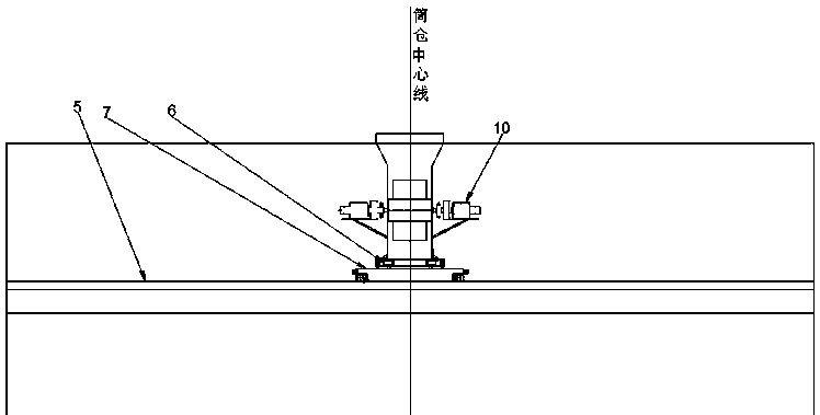 Annular material spreading type material distributing device