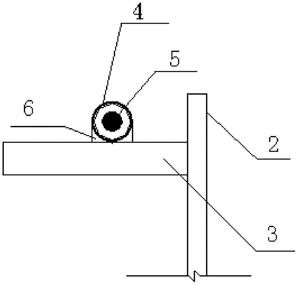 Steel-concrete combined track beam heating steel pipe ice and snow melting device and method for melting ice and snow