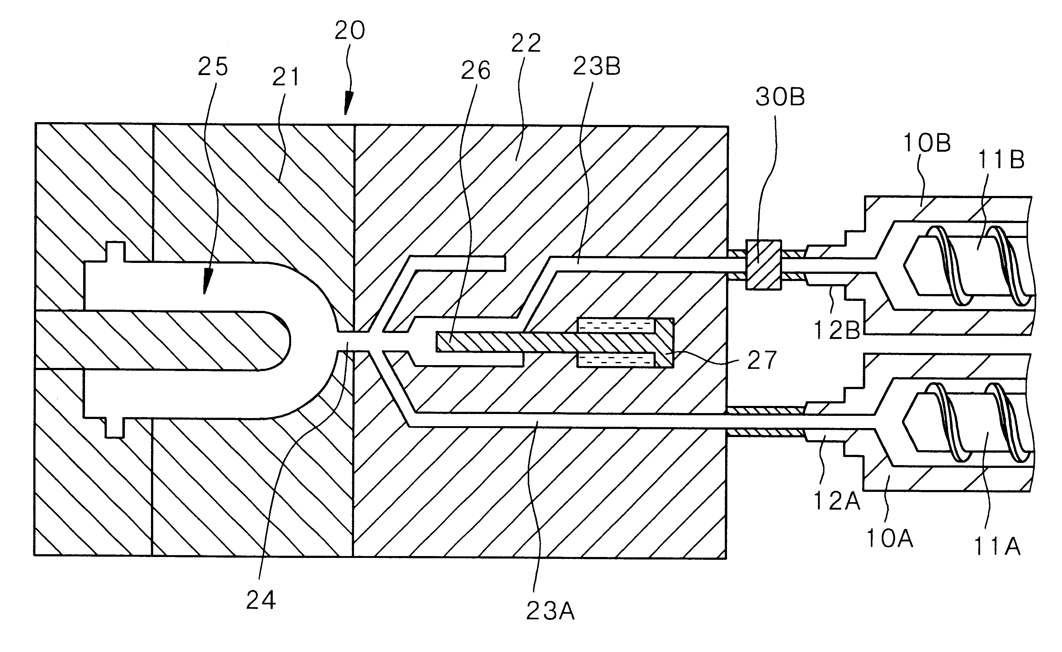 Injection molding apparatus for molding multi-layered articles